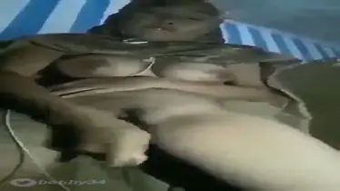 Bokep Jilbab Masturbasi Pakai Terong Besar, Pilihan Alat yang Sangat Tidak Biasa poster