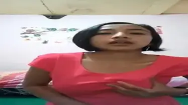 Cewek Baju Pink Rambut Pendek Sange Liar poster